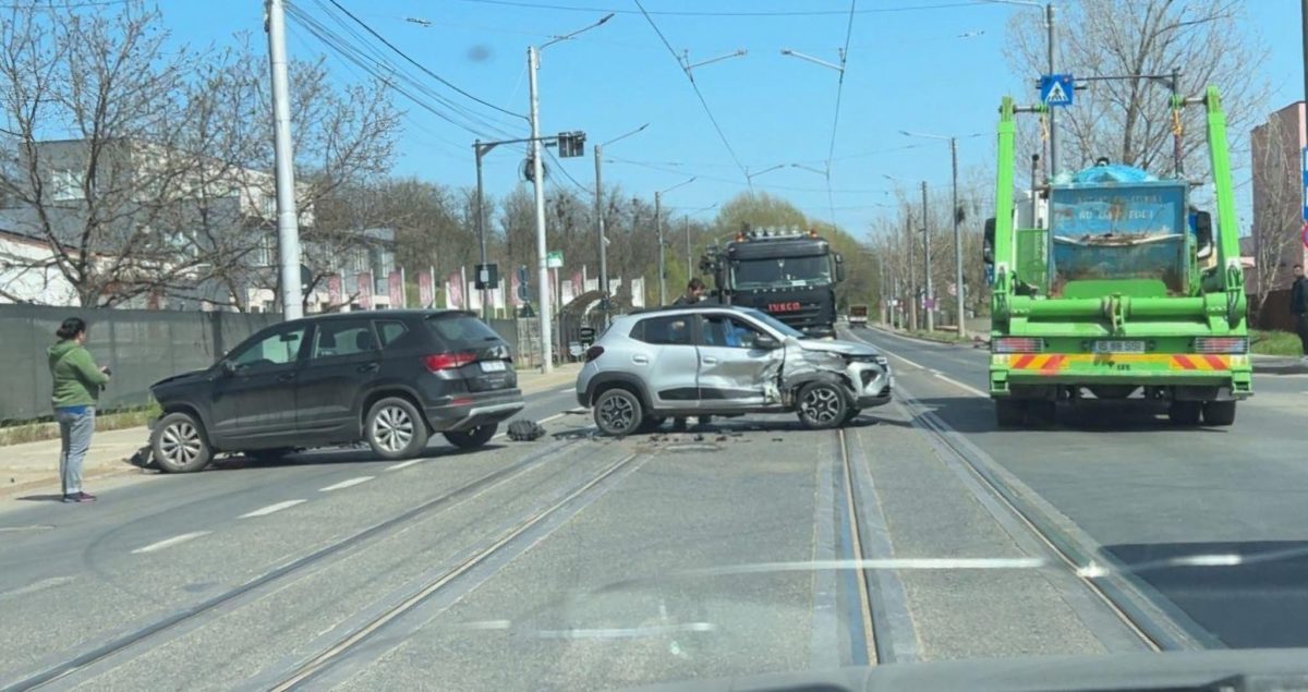 Accident rutier în Iași. Două autoturisme s-au izbit puternic