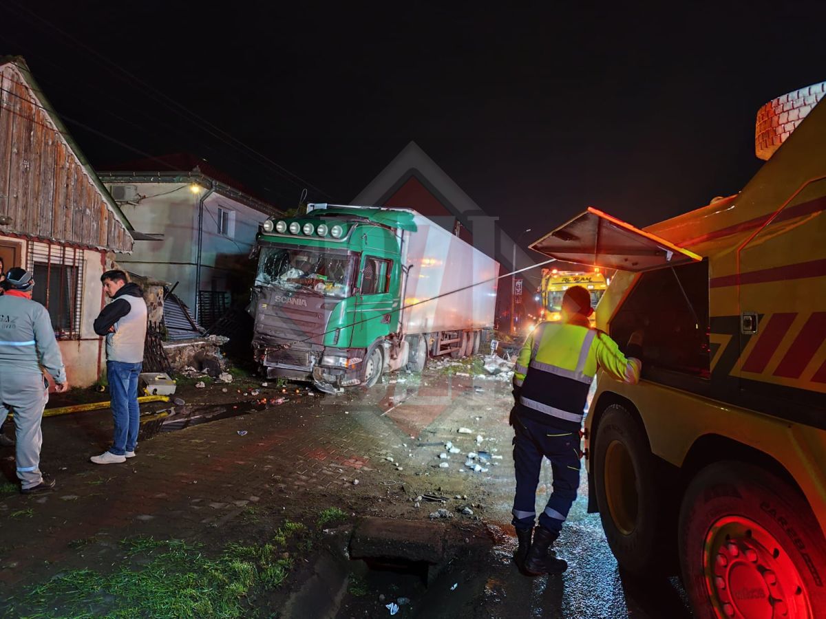 Accident rutier grav în Lețcani! Un TIR a rupt un stâlp de beton și o conductă de gaze naturale – UPDATE