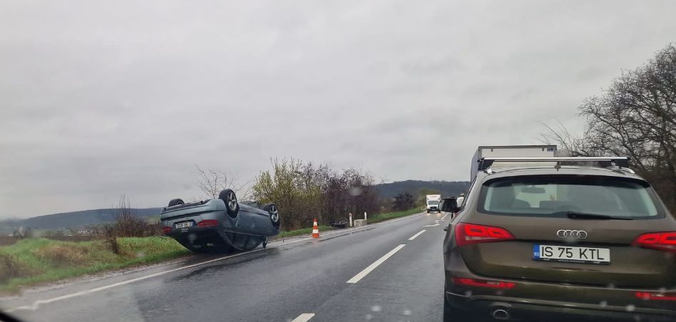 Accident rutier la Moțca. Un autoturism s-a răsturnat