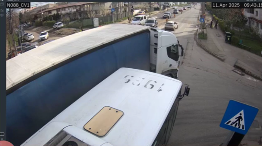 Accident rutier pe bulevardul Poitiers. Un TIR a lovit un autobuz CTP Iași. Iată momentul impactului
