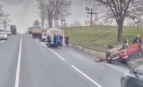 Accident rutier la ieșire din județul Iași. Un autoturism s-a răsturnat