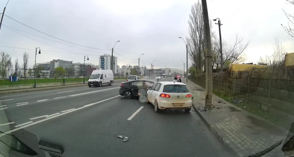 Accident rutier în Tudor Vladimirescu. Iată momentul coliziunii dintre cele două mașini – UPDATE