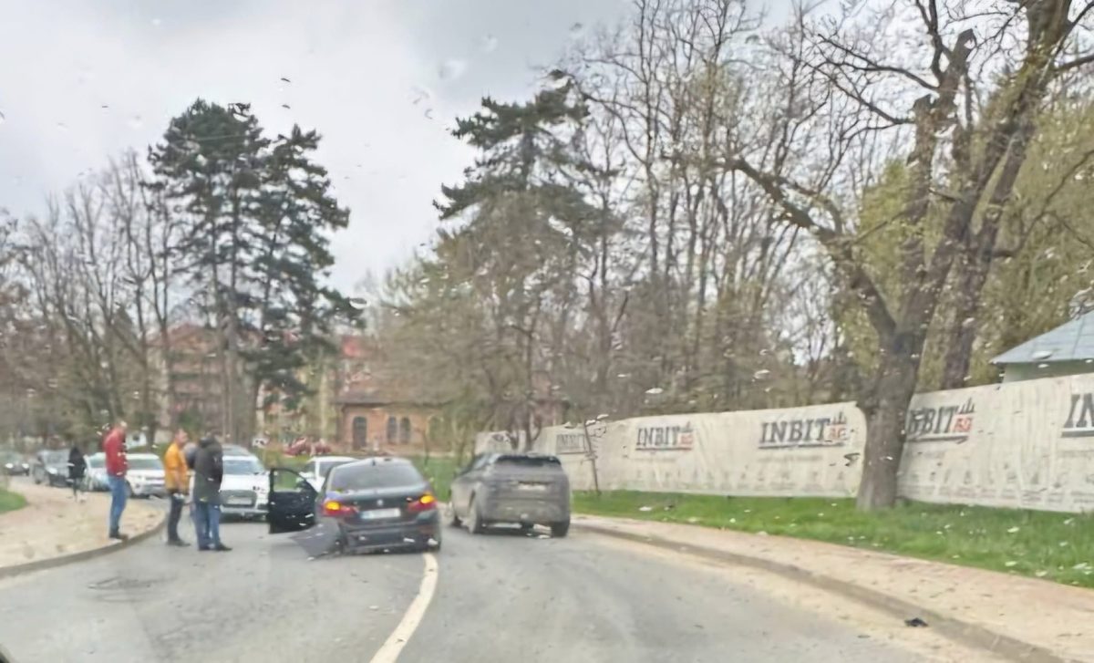 Accident pe Aleea Sadoveanu. Două mașini implicate, trafic îngreunat. Trei minori transportați la spital  – UPDATE