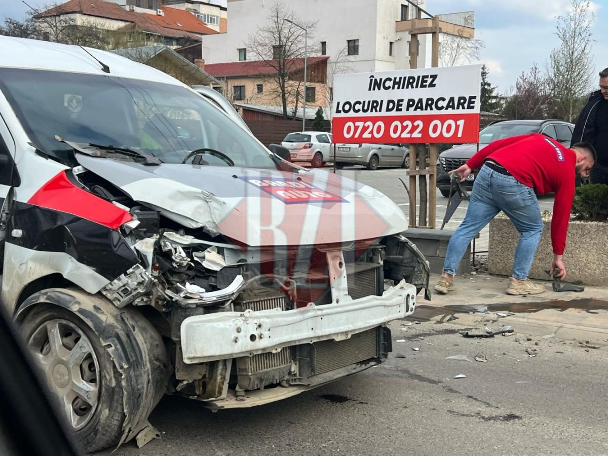 Accident rutier pe șoseaua Tudor Neculai. Un șofer a intrat cu autoturismul în fațada unui bloc de locuințe – EXCLUSIV