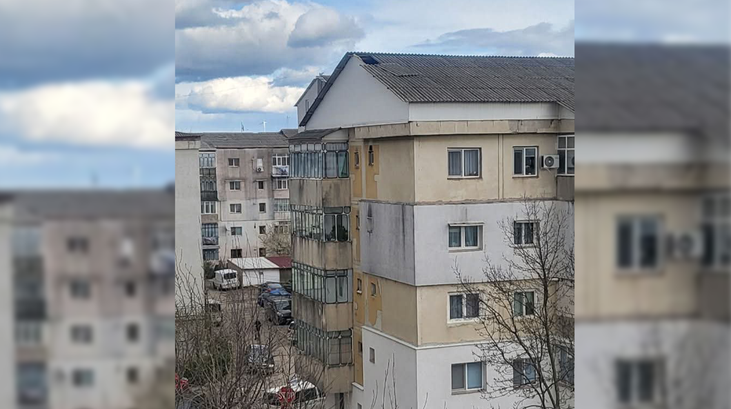 Pericol pe strada Eminescu din Pașcani! Pompierii intervin la un bloc cu acoperiș deteriorat