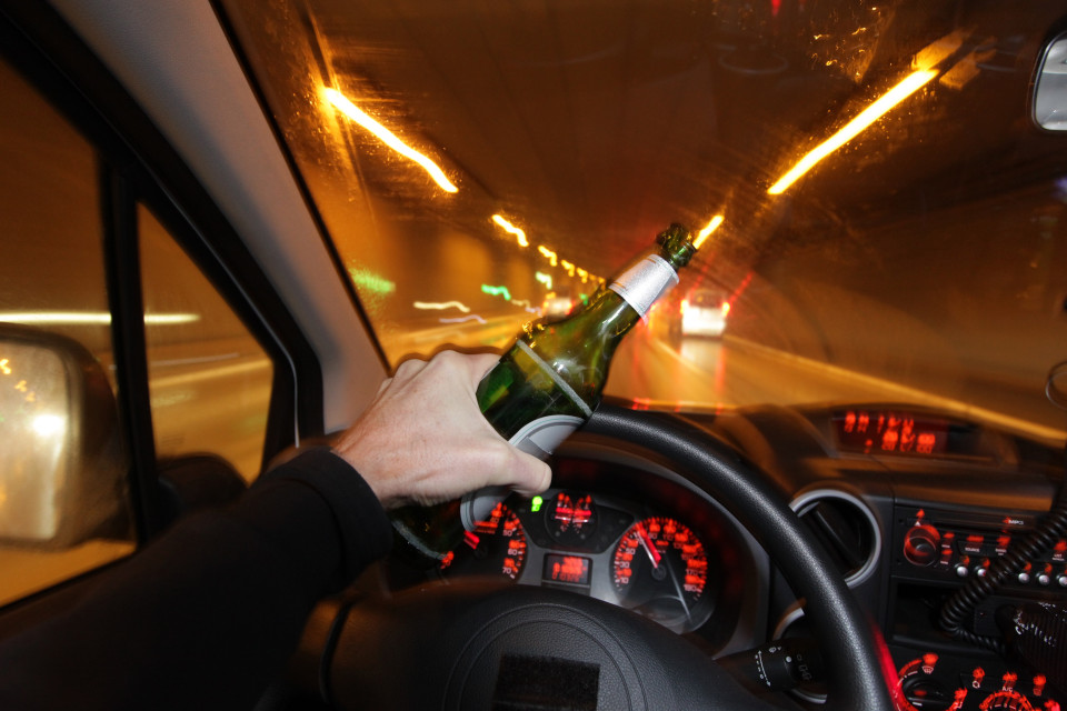 Inconștiență! Trei bărbați din Iași au consumat alcool și s-au urcat la volan. Au fost prinși de polițiști