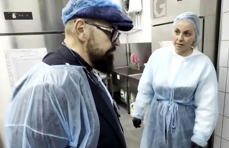 Ce a făcut angajata unui fast-food, după ce a aflat că Piedone face controale în zonă. Șeful ANPC a prins-o în fapt!