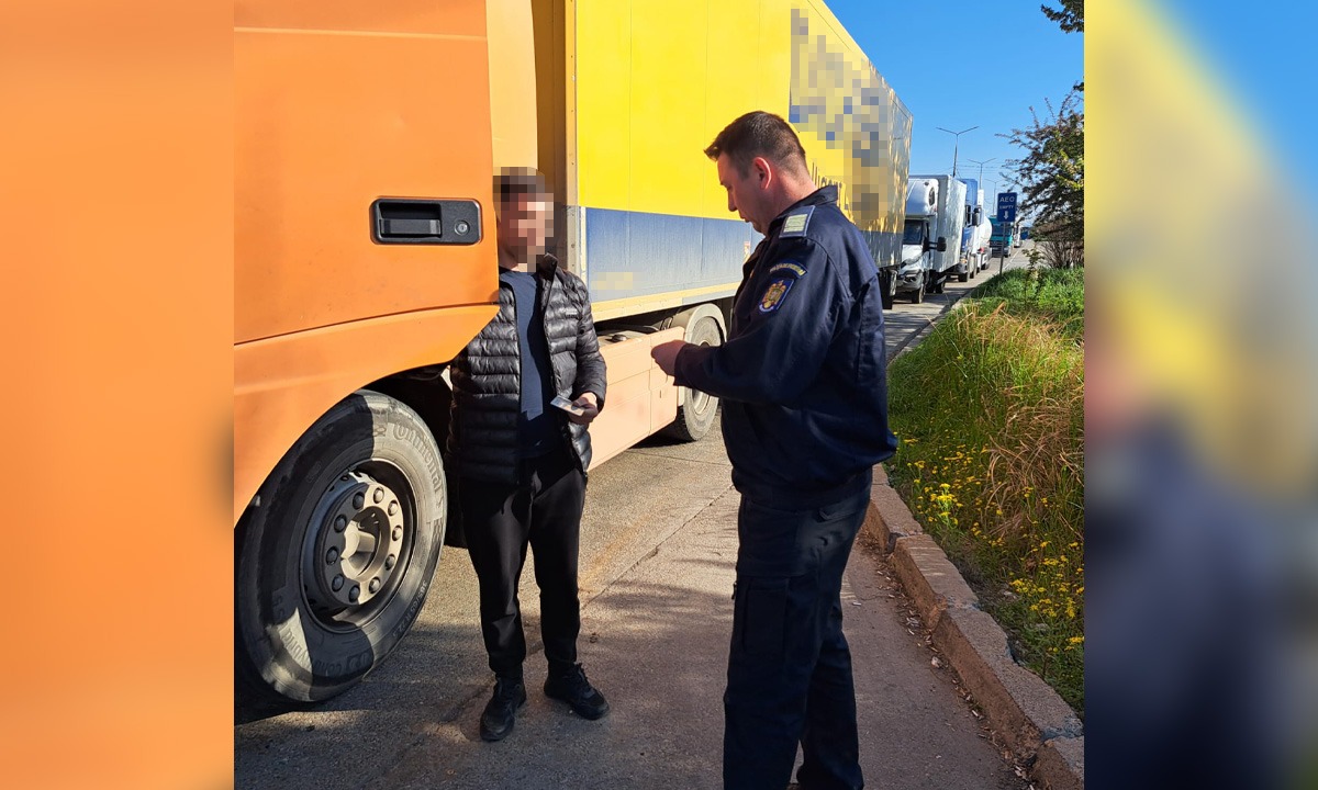 Moldovean descoperit, la controlul de frontieră, conducând un ansamblu rutier, fără drept