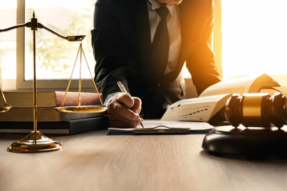 Inteligența Artificială influențează profesia de avocat! Se vor căuta mai mulți specialiști în drept