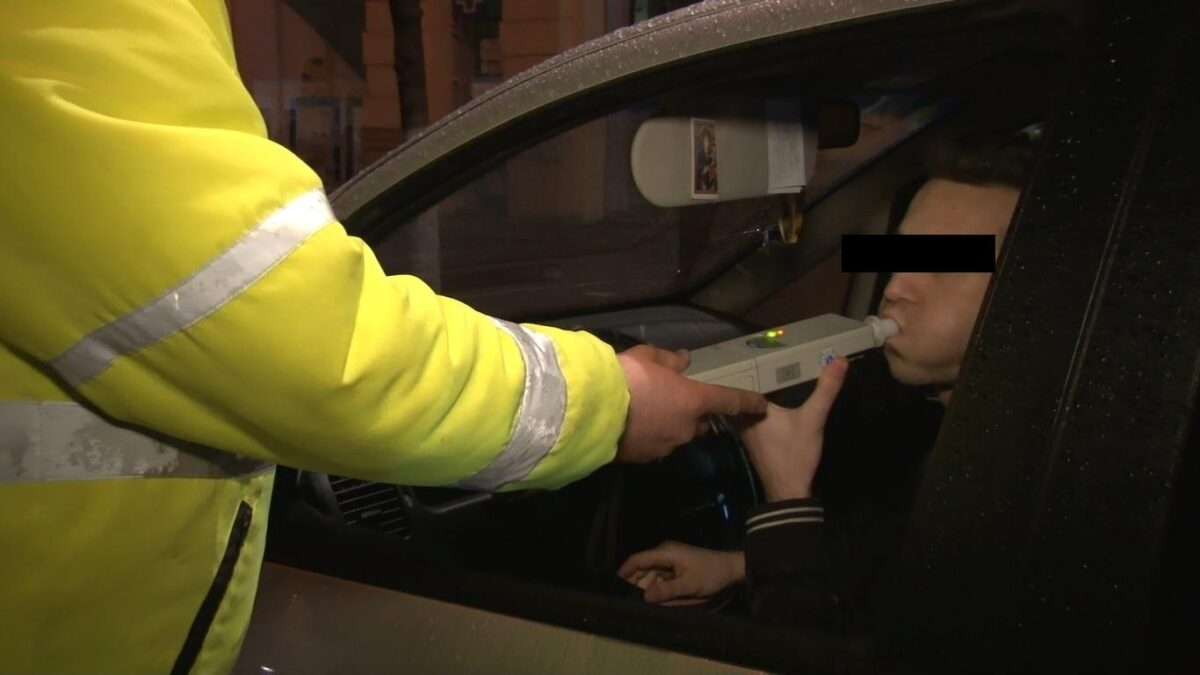 Supărat că s-a certat cu soția, un ieșean s-a urcat beat și fără permis la volan: „Am zis să merg să mă plimb, să-mi treacă nervii”