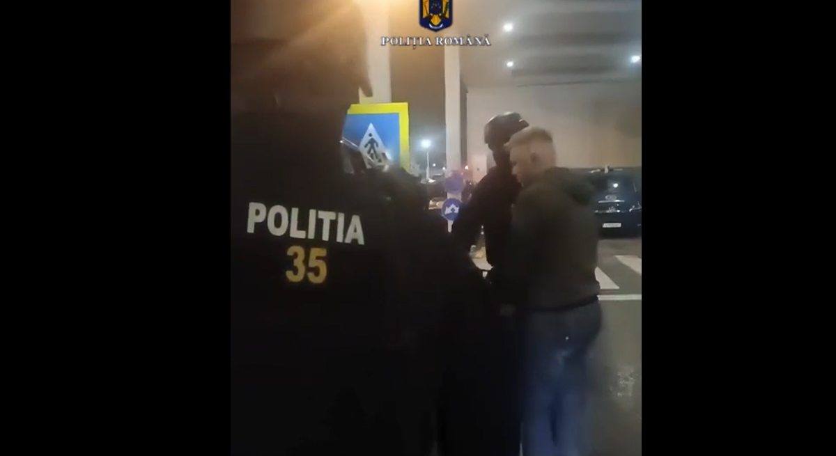 Un bărbat de 28 de ani, urmărit internațional, a fost adus în țară de polițiștii ieșeni