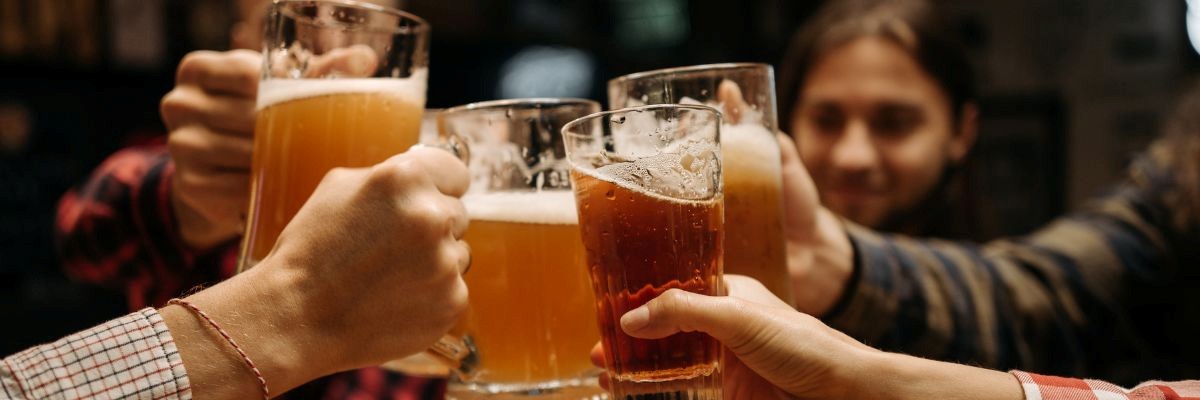 Puțini știu asta! Ce efecte pozitive pot avea vinul și berea asupra corpului