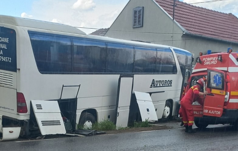 Accident rutier grav! Un autocar s-a izbit de un gard. Mai multe echipaje de intervenție s-au deplasat la fața locului