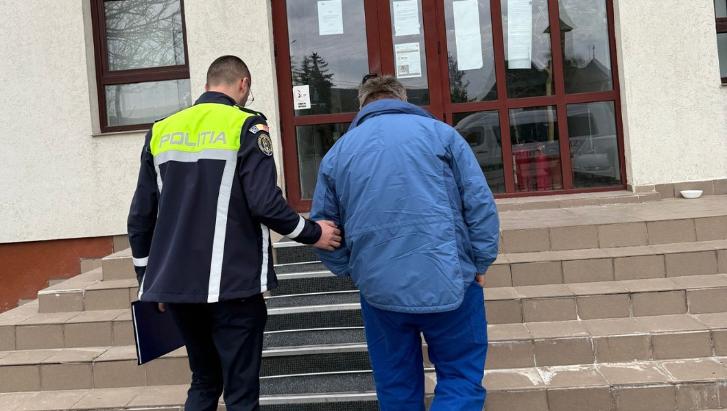 Un bărbat a fost plasat sub control judiciar, după ce a lovit cu picioarele un câine