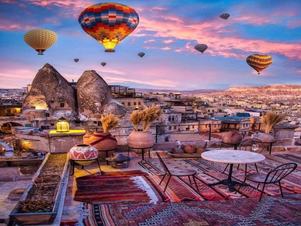 Află de ce trebuie să vizitezi Cappadocia, Turcia. Descoperă magia și misterul regiunii de poveste