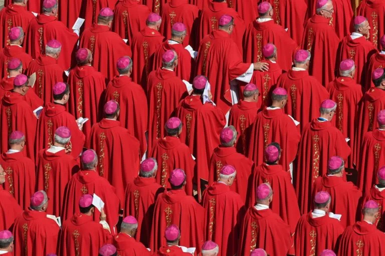 De ce cardinalii poartă veșminte roșii. Despre simbolul suprem al curajului și sacrificiului în Biserica Catolică