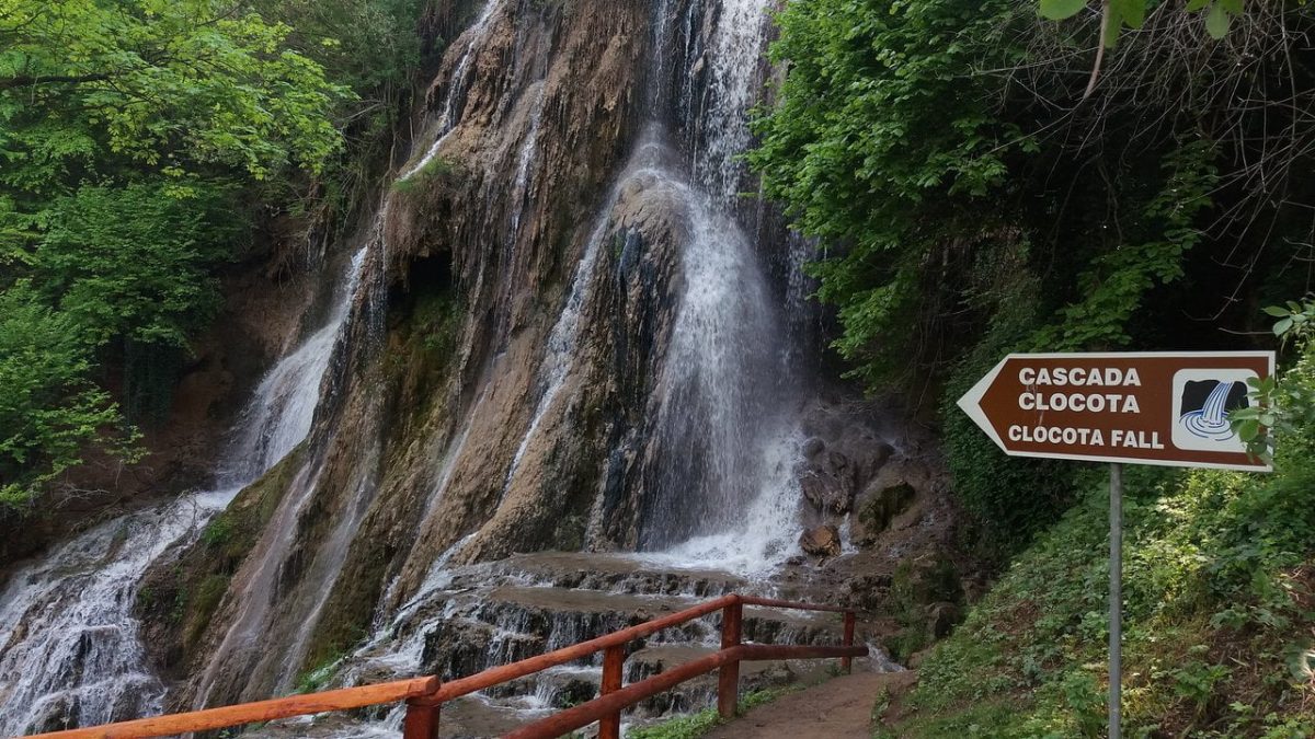 De ce merită vizitată cascada Clocota. Descoperă legenda și frumusețea naturală din Geoagiu Băi
