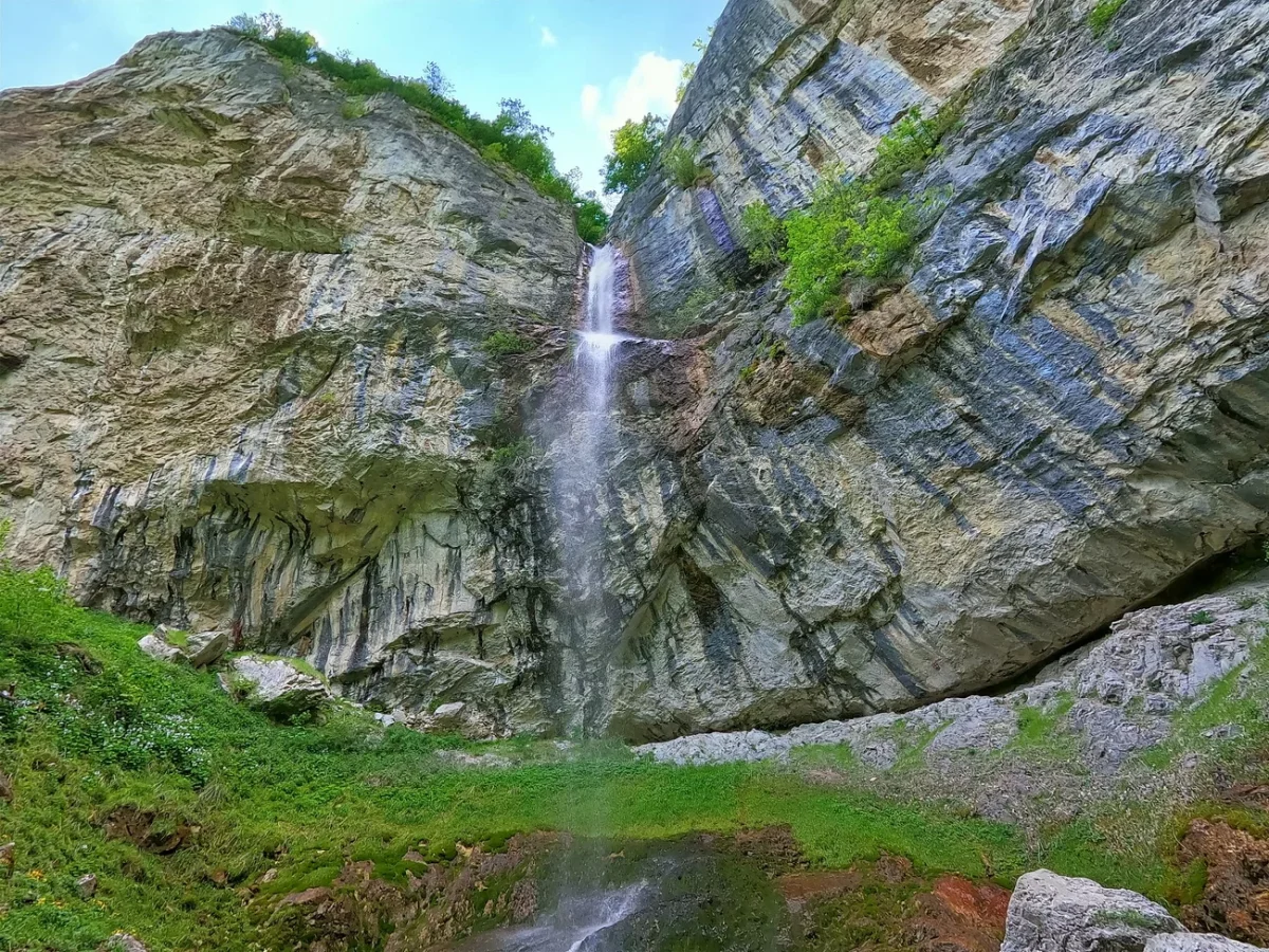 Cascada Vânturătoarea, diamantul din Munții Cernei. Cum să ajungi la cea mai spectaculoasă cădere de apă din România