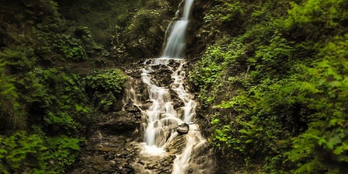 Cascada cheilor, o bijuterie naturală a României. Află de ce este atât de apreciată de turiști