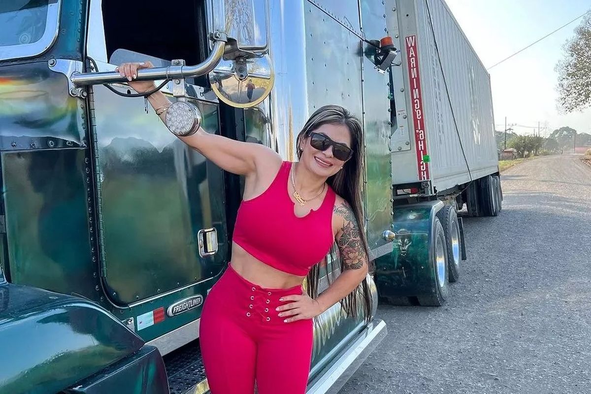 Ea este cea mai sexy șoferiță de camion din lume! Are cinci copii, dar arată incredibil!