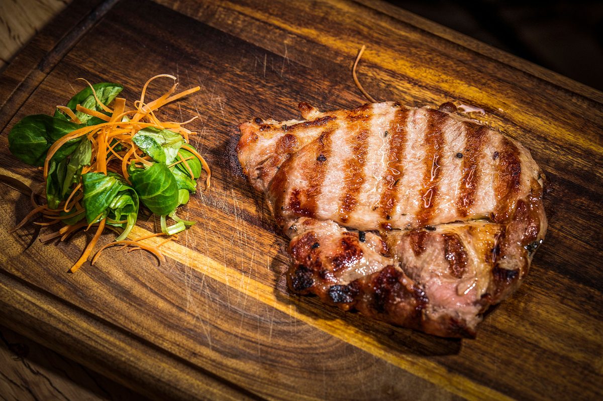 Câte calorii are ceafa de porc? Iată cum o poți consuma fără griji