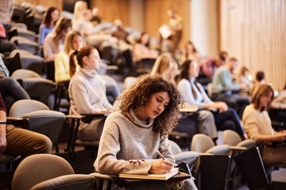 Inteligența Artificială: Cele mai inutile facultăți din România! Topul domeniilor cel mai puțin căutate