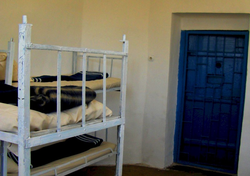 Un deținut din Penitenciarul Iași se automutilează cu lama, de fiecare dată când dă de probleme: „Mă tai pentru a mă apăra”