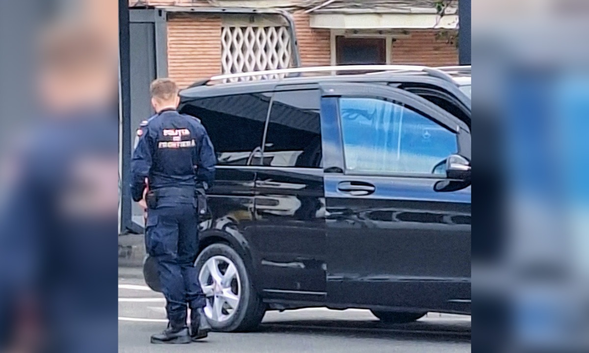A prezentat la control un document fals pentru autoturismul neînmatriculat pe care îl conducea
