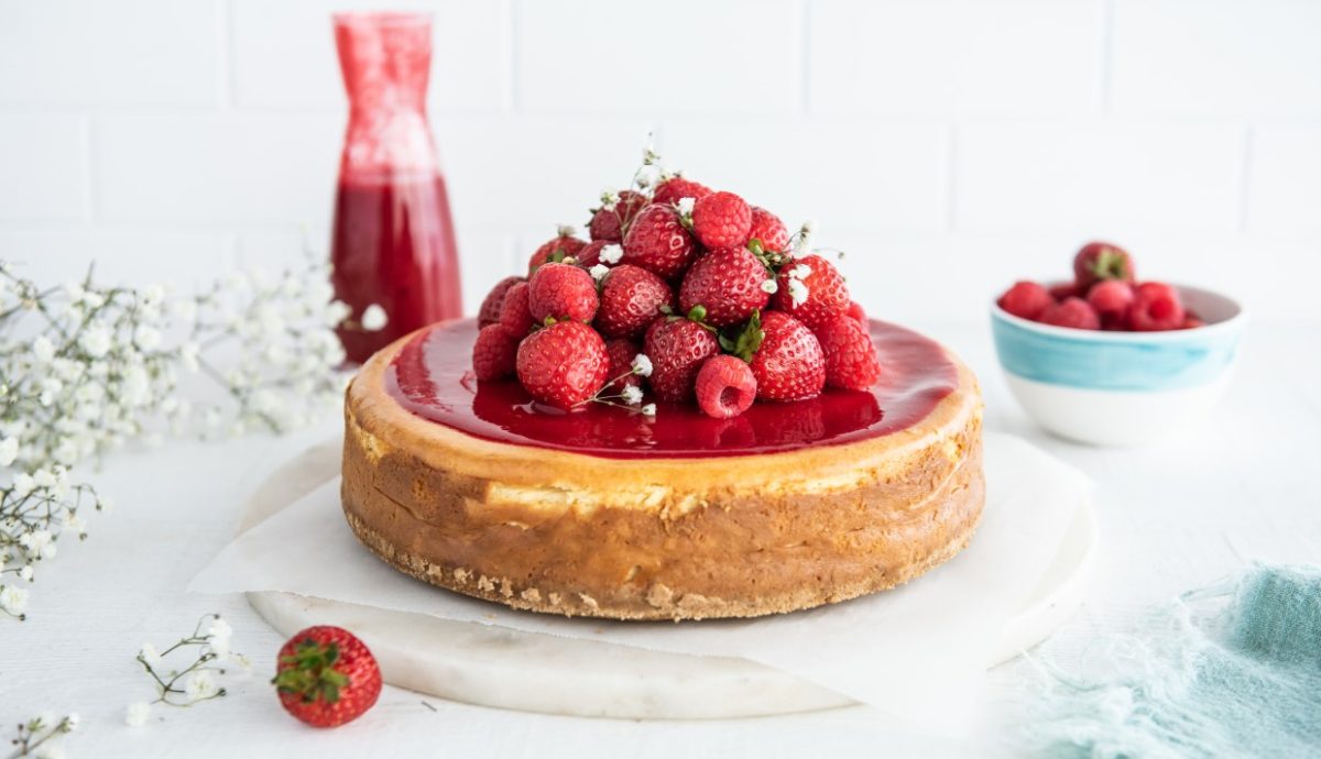 Cheesecake copt, deliciul perfect. Două rețete inedite pentru desertul tău preferat
