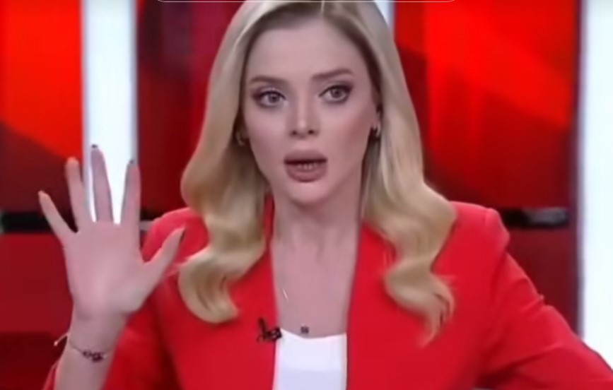 Prezentatoarea unui post de televiziune, copleșită de emoție în timpul cutremurului: „Este cutremur! Foarte puternic! Mamă, ești bine?”
