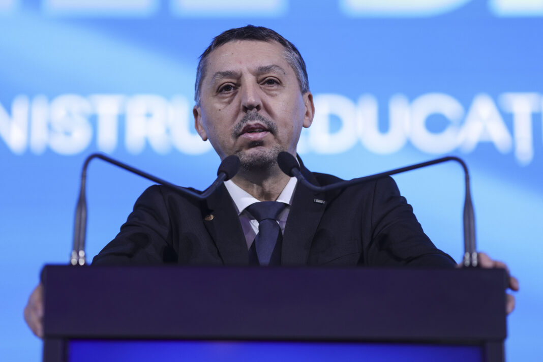 Daniel David recunoaște că profesorii au salarii mici și susține măririle, dar are o condiție. Să stea în școală opt ore pe zi