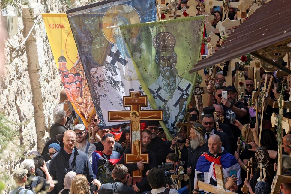 Mii de pelerini s-au alăturat procesiunii anuale a Drumului Crucii în oraşul vechi din Ierusalim