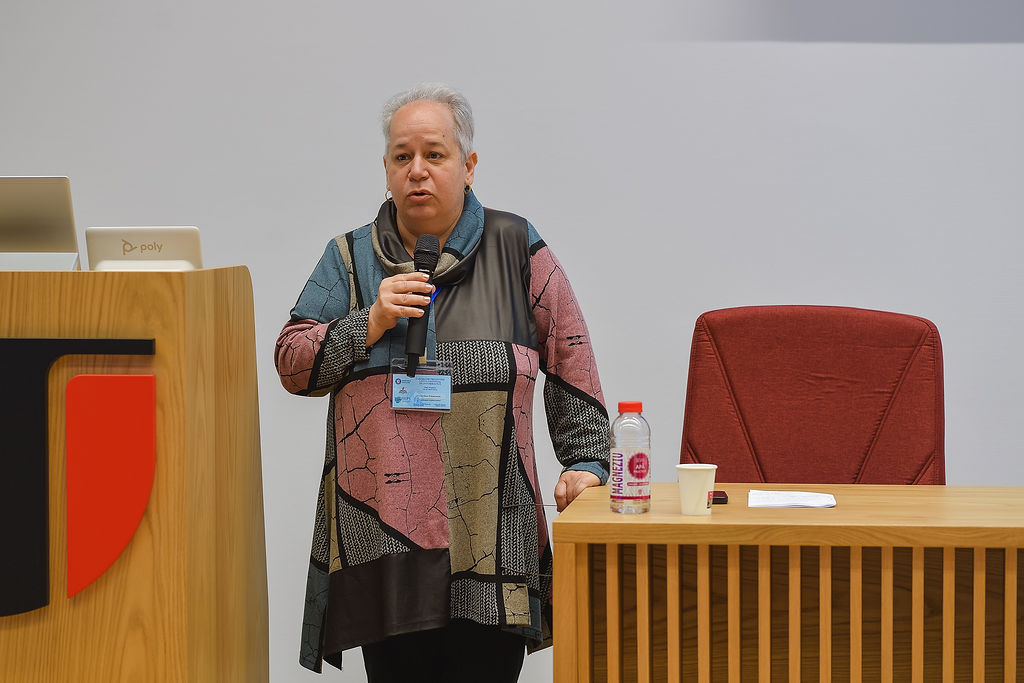 Profesorii implicați în organizarea olimpiadelor școlare nu sunt remunerați. Emanuela Cerchez, profesor de informatică la Colegiul Național „Emil Racoviță” Iași: „Munca este voluntară din respect pentru copii”