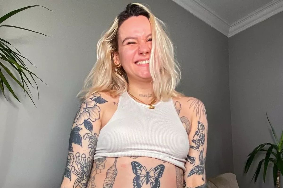 Și-a expus colecția de tatuaje, într-un compleu mulat! „Mărimea nu contează!”