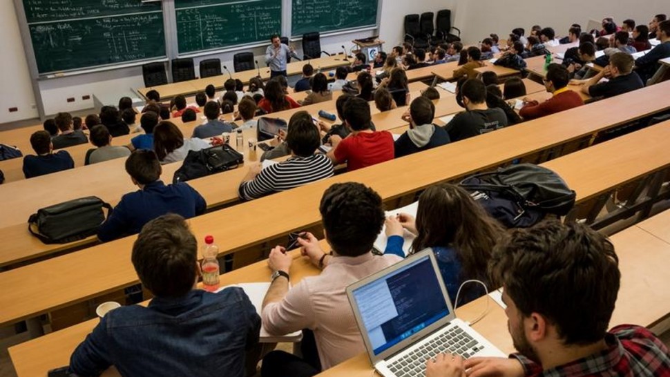 Studenții străini se bat pentru această facultate din România! Sunt formați cei mai căutați specialiști de pe piața muncii