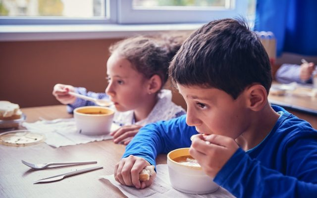 Ce firmă va livra mâncarea elevilor din comuna Holboca! Contractul pentru serviciile de catering depășește 1,15 milioane de lei