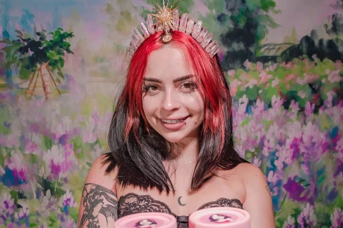Își folosește sângele menstrual ca mască de față! Ba chiar îl vinde și altora!