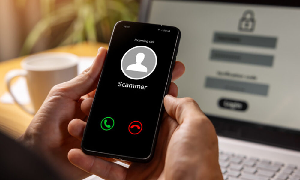 Îți sună telefonul și începe coșmarul! Escrocii se dau polițiști și bancheri ca să-ți fure tot!