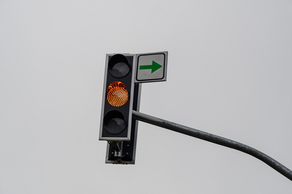 Semnalul galben intermitent în 2025! Greșelile care pot duce la pierderea permisului auto