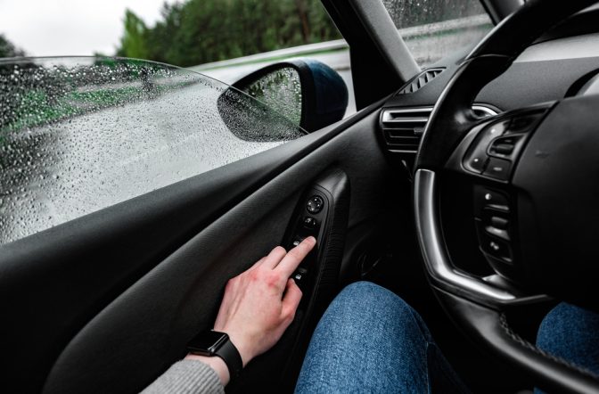 Șoferii care lasă geamul deschis la mașină vor fi amendați! Motivul pentru care s-a impus noua lege