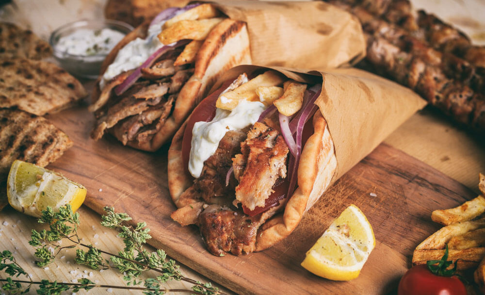 Iată cum poți face un gyros de pui după rețeta originală – Un preparat care te va face să te simți ca în Grecia, din propria casă