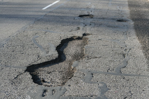 ApaVital vrea să repare găurile din asfalt apărute în urma intervențiilor la canalizare! Compania plătește 510.000 de euro pentru lucrările din municipiul Iași