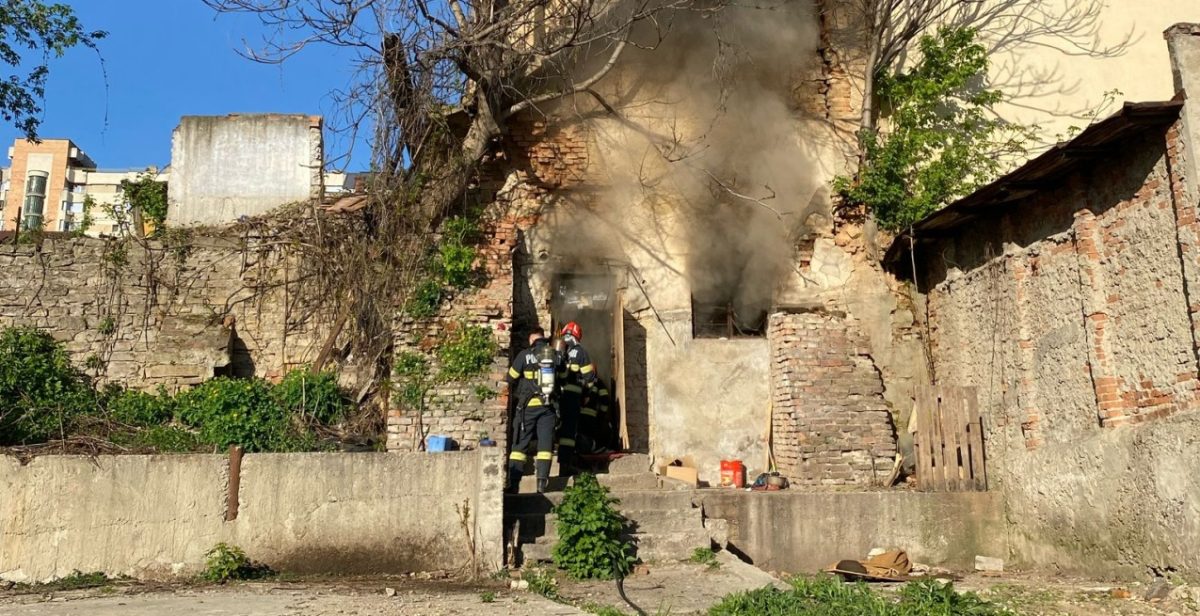 Incendiu în municipiul Iași! Ard deșeuri dintr-o magazie în curtea Băii Comunale – UPDATE