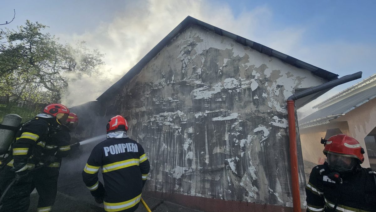 Incendiu în județul Iași! O anexă gospodărească a fost cuprinsă de flăcări