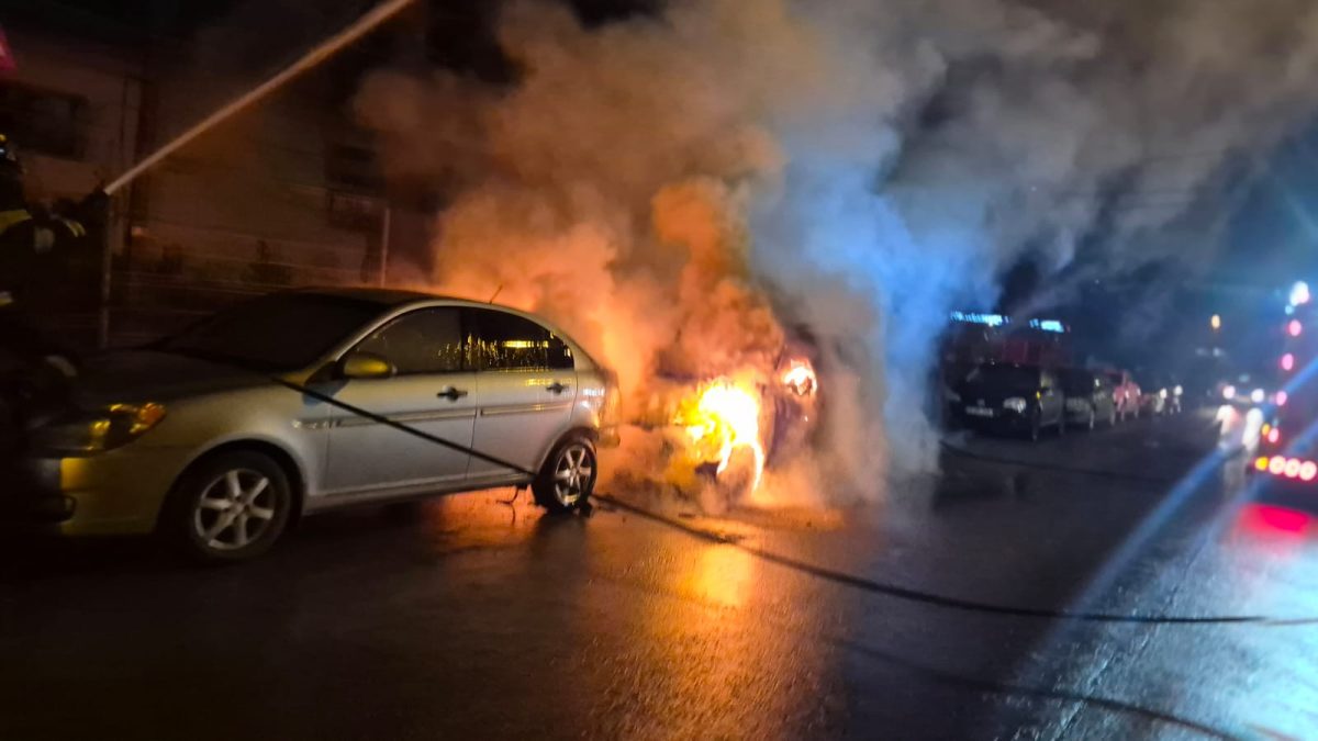 Incendiu în municipiul Iași. O mașină a fost cuprinsă de flăcări