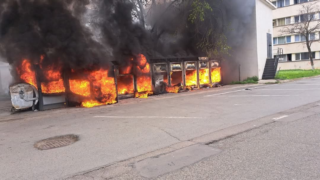 Incendiu pe bulevardul Tudor Vladimirescu. O ghenă a luat foc