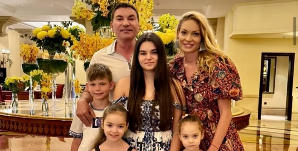 De la Abu Dhabi, la Zalău! Unde sărbătoresc vedetele Paștele?