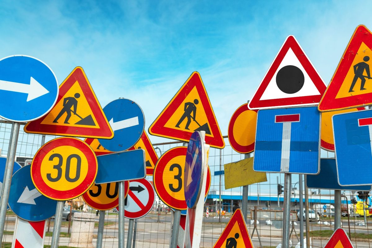 Șoferii nu știu ce înseamnă acest indicator rutier. Ce reprezintă linia neagră într-un cerc roșu