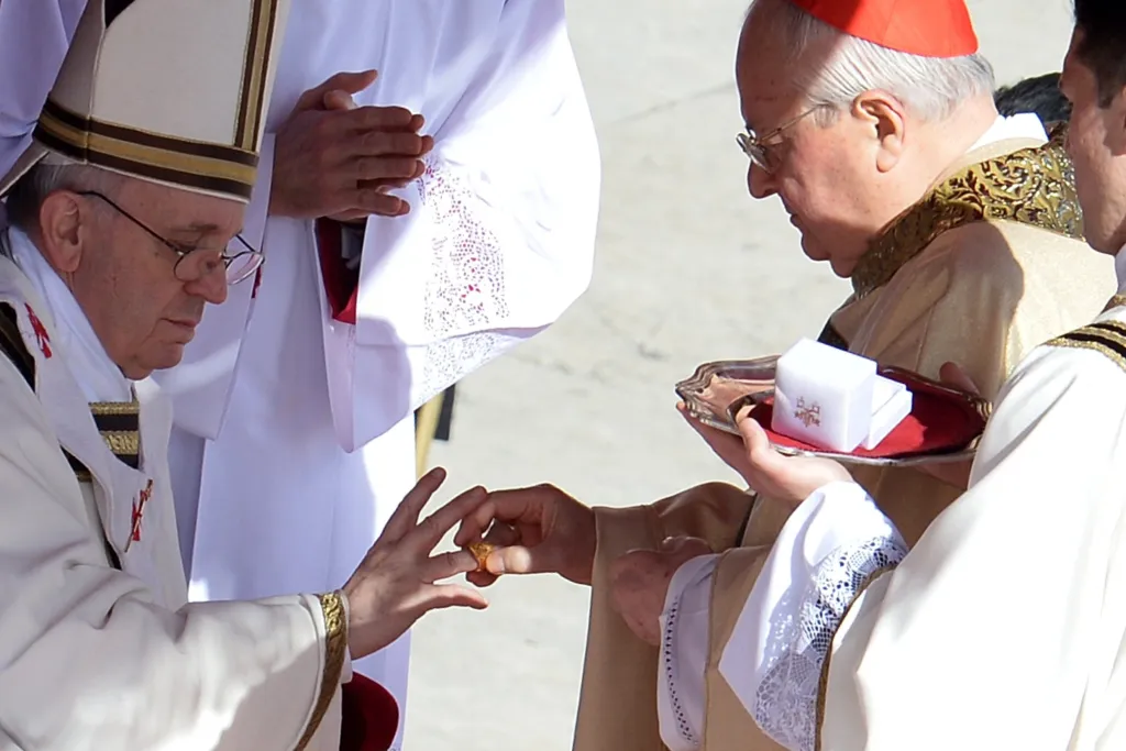 Sfârșitul unui simbol sacru. „Inelul Pescarului” al Papei Francisc, pregătit pentru distrugere după 12 ani de istorie