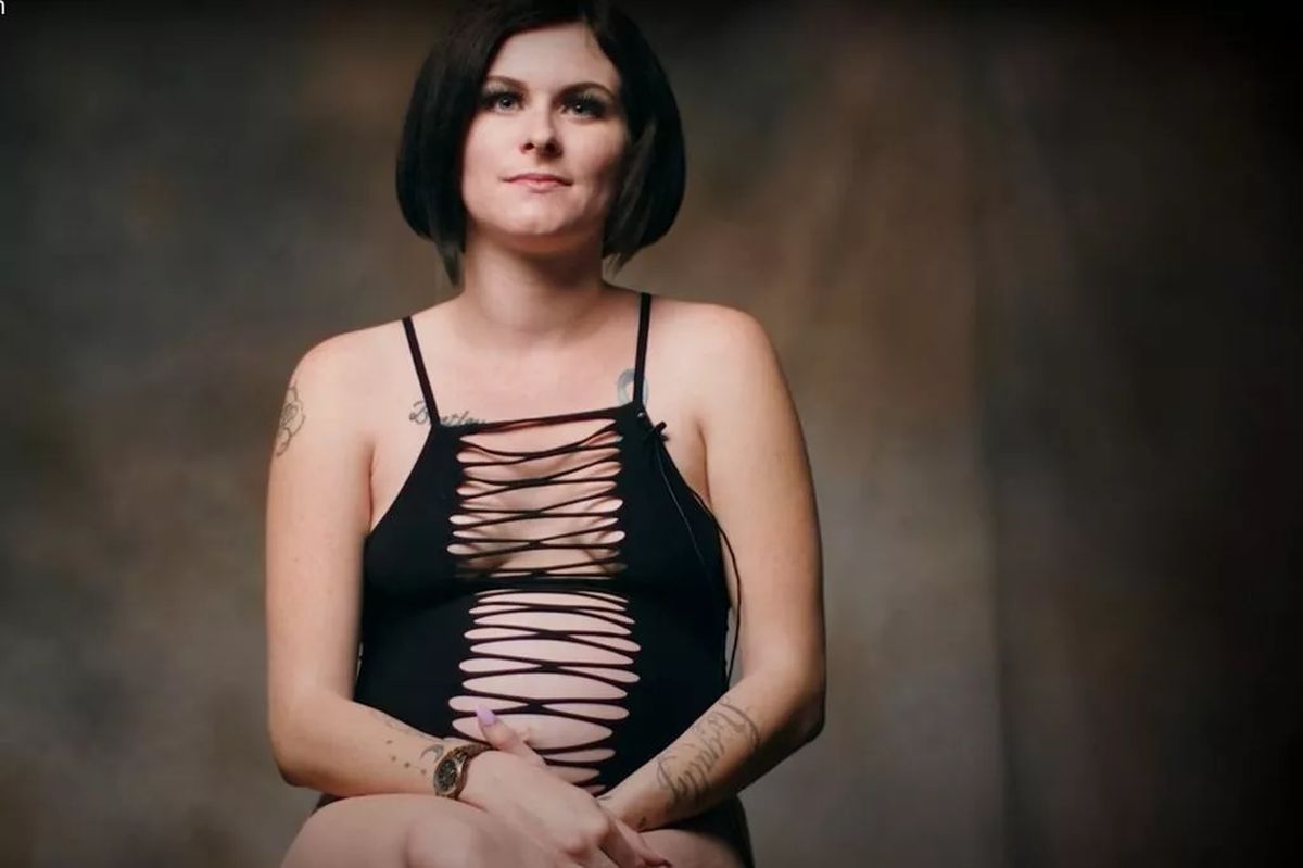 Este însărcinată în 37 de săptămâni, însă tot face striptease! A pierdut custodia celorlaltor copii din cauza drogurilor!